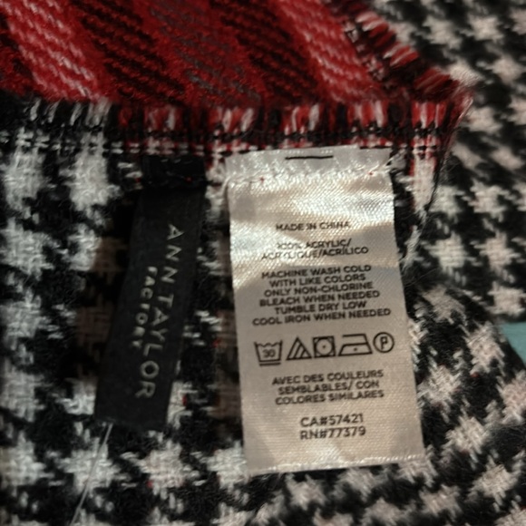 Reversible Ann Taylor Factory plaid and houndstooth wrap - Picture 3 of 3